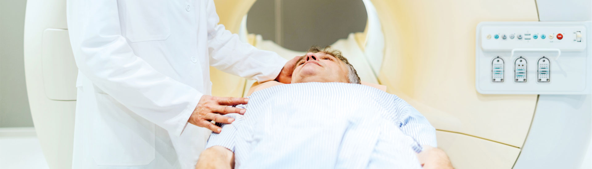 Eine Patientin wird im MRT untersucht.